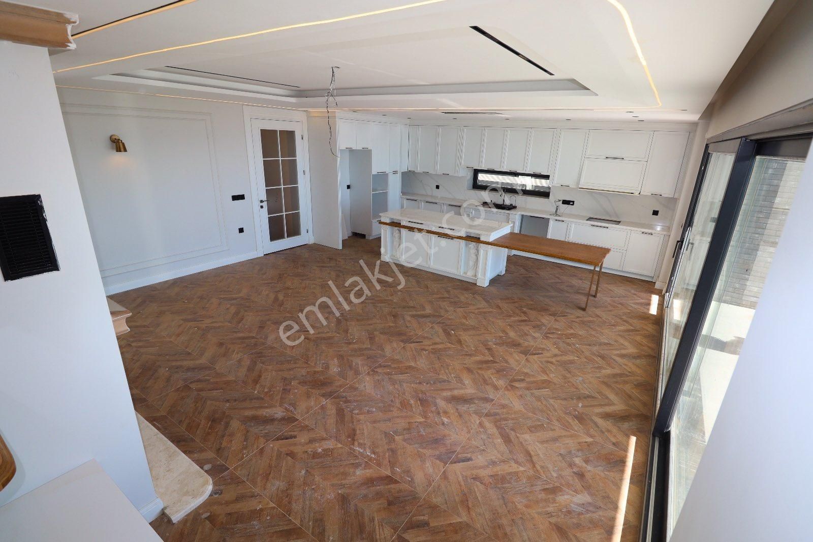 Mahmut İşler'den Altınoluk'ta Satılık Asansörlü Havuzlu Kona - Görsel 14