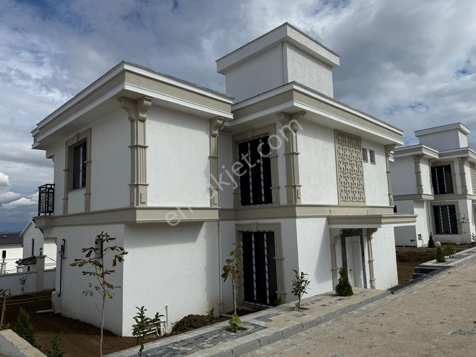 Delux'den Altınova'da Full Deniz Manzaralı Havuzlu Satılık Villa