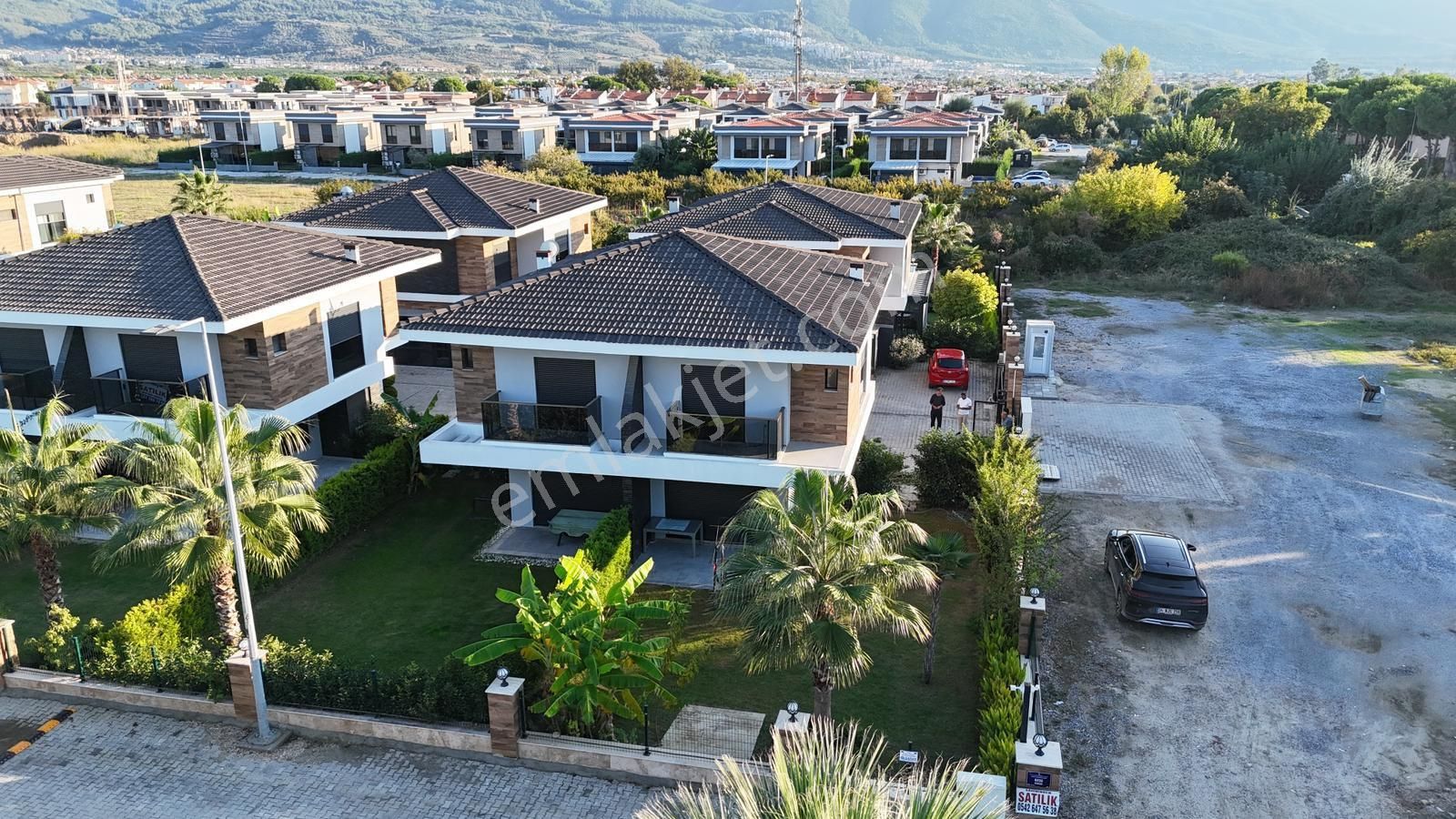 Kuşadası’nda Denize Yakın Köşe Konum Havuzlu Eşyalı Satılık - Görsel 2