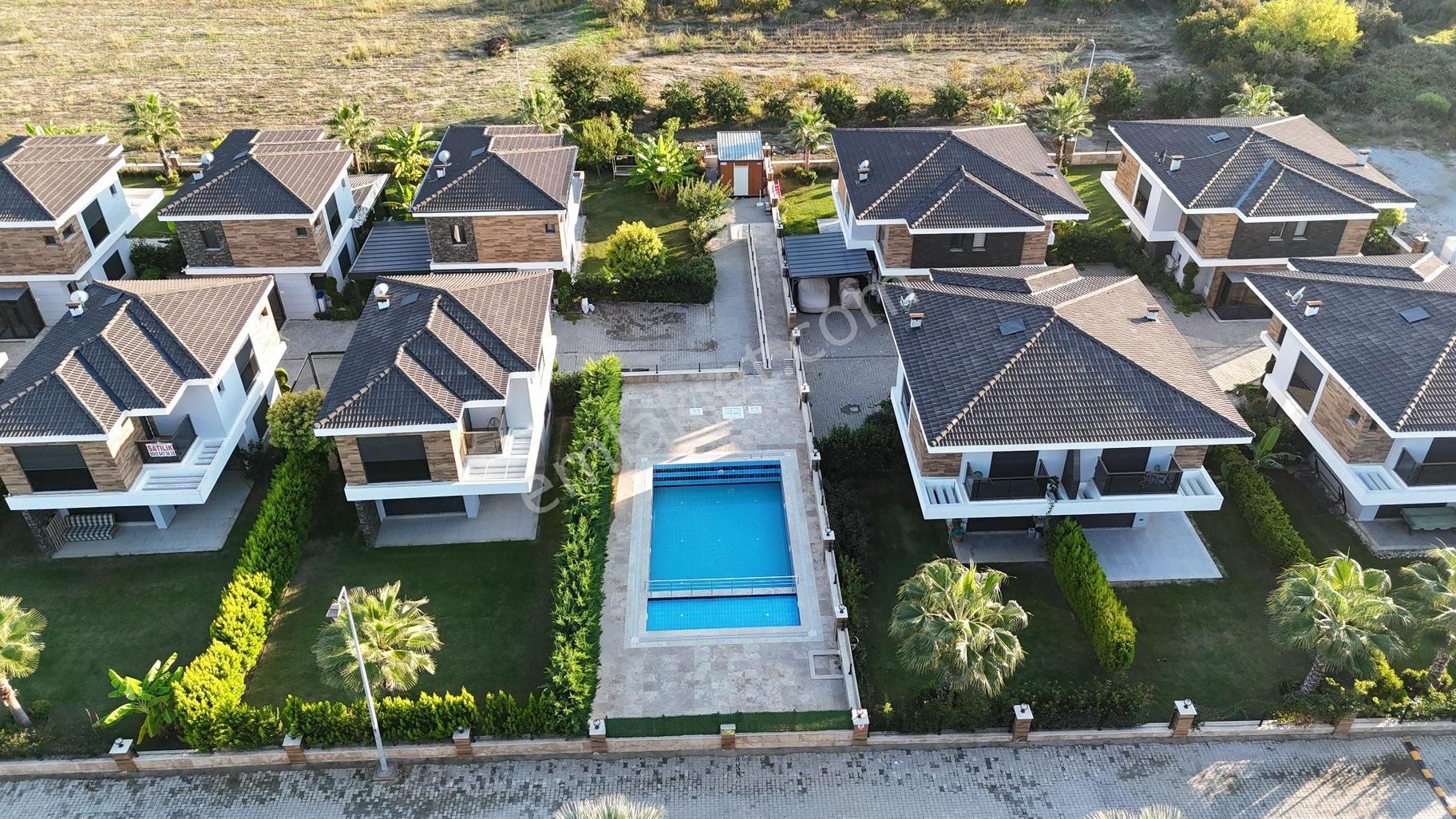 Kuşadası’nda Denize Yakın Köşe Konum Havuzlu Eşyalı Satılık - Görsel 30