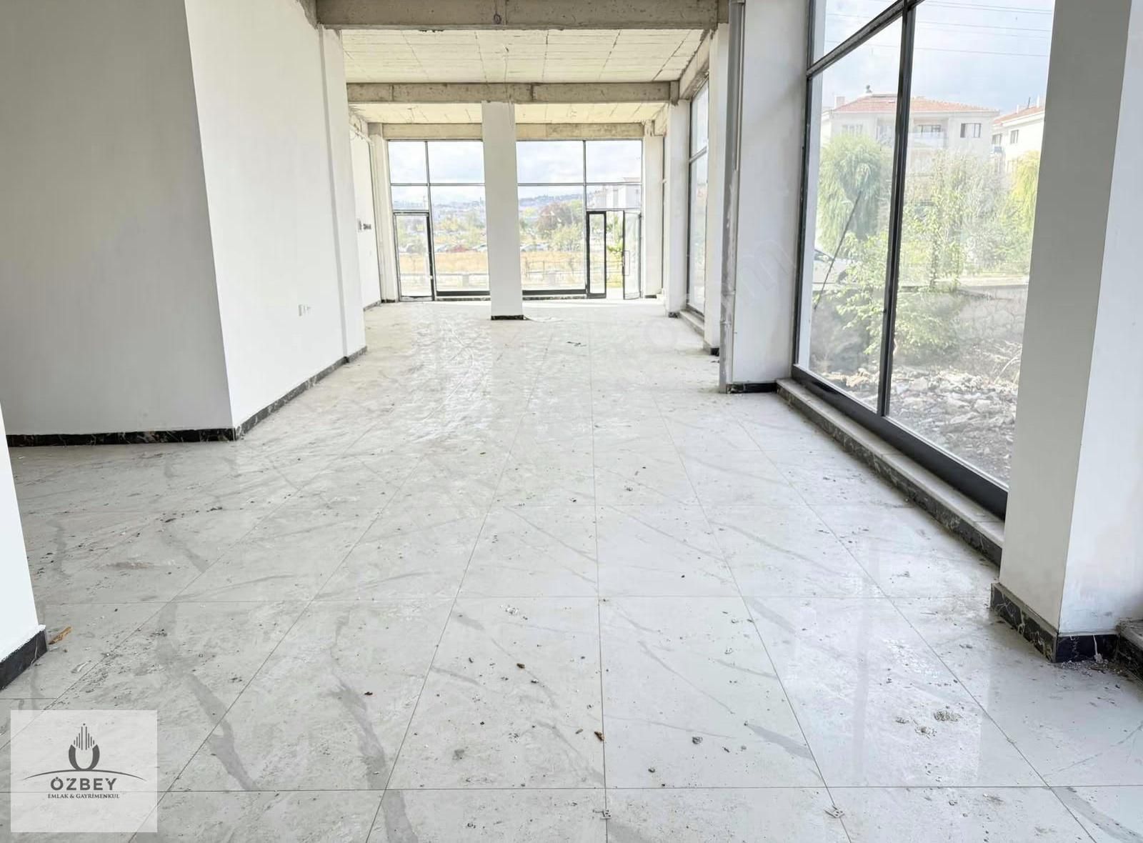 Özbey Emlaktan Vergi Dairesi Yakını Geniş Kiralık Köşe Dükkan - Görsel 4