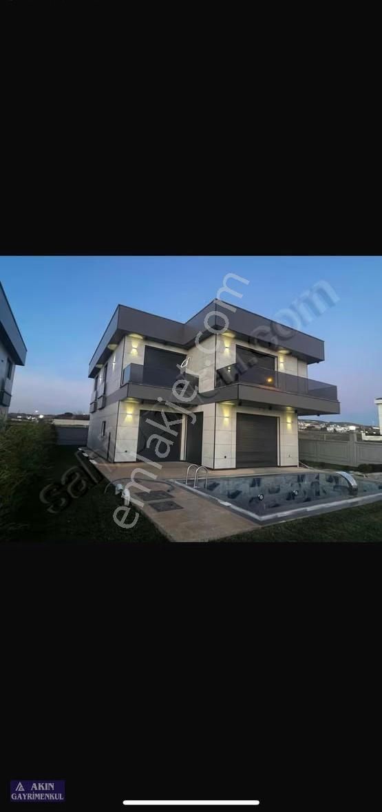 Büyükçekmece'de Sıfır 7+1 Havuzlu Villa - Görsel 2