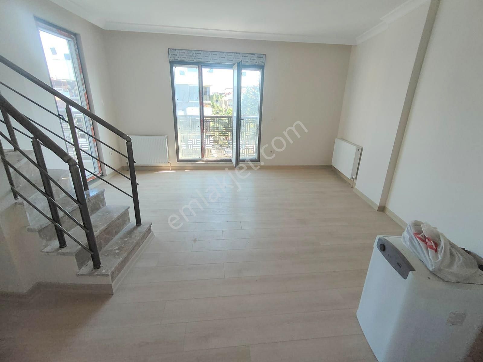 Emlak Dünyasından Küçükyalıda Satılık 2+2 135 M2 Sıfır Dubleks