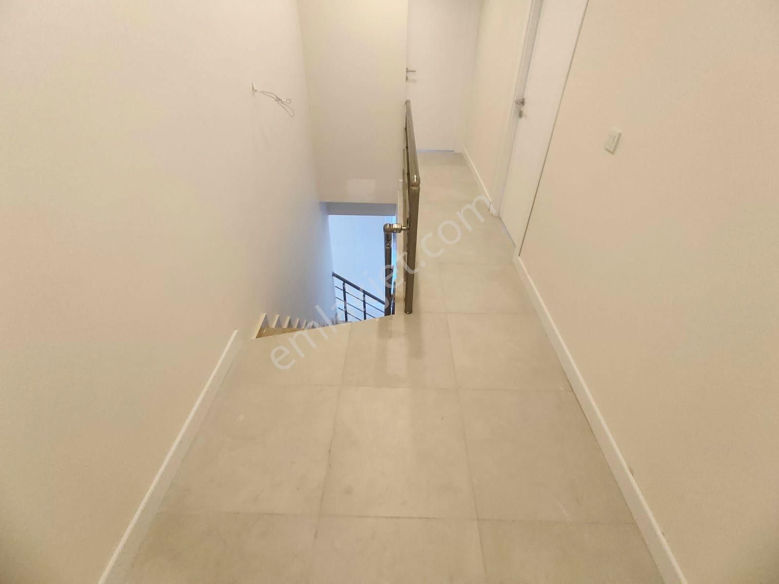 Emlak Dünyasından Küçükyalıda Satılık 4+2 175 M2 Sıfır Dubleks - Görsel 22