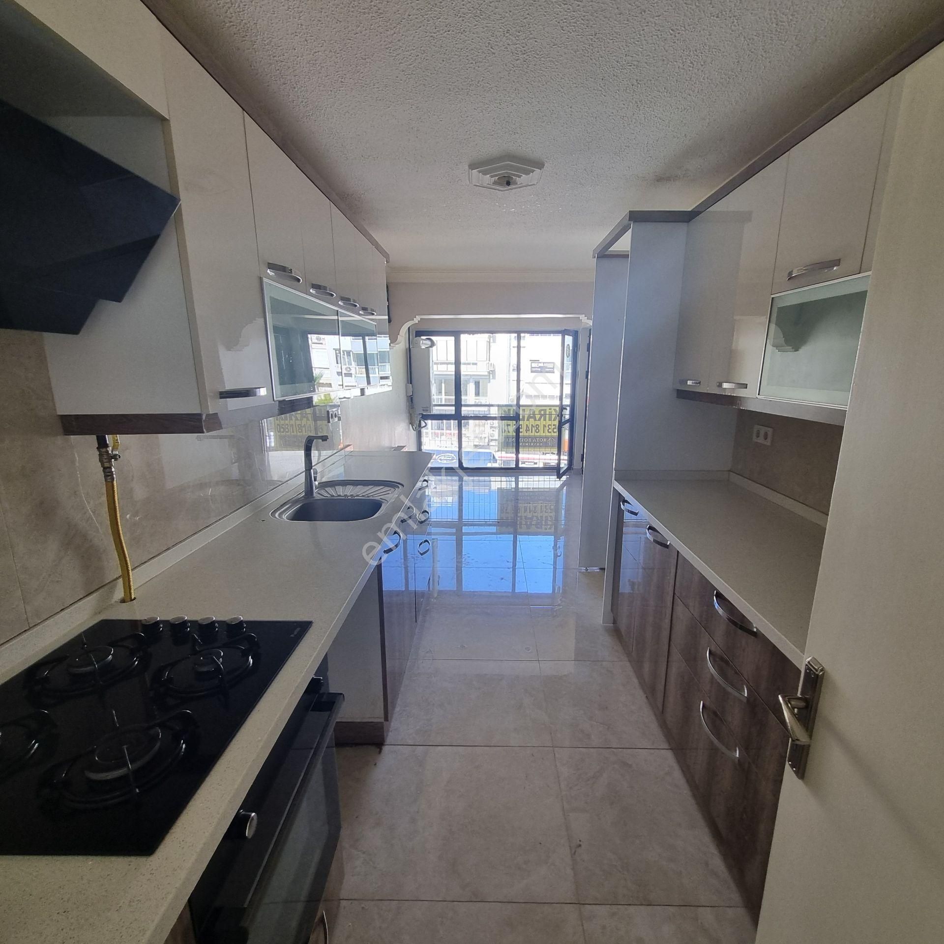 Bostanlı’nın Kalbinde Balıkçı Parkı Cepheli Kiralık 3+1 Daire