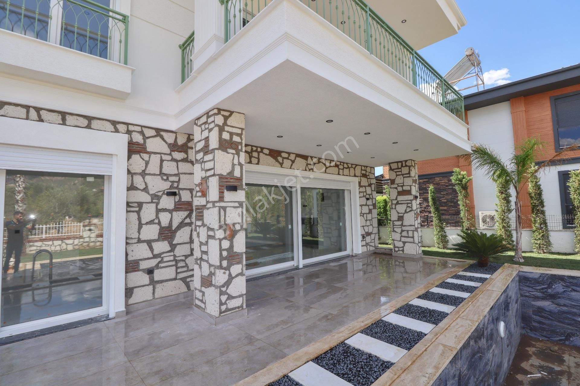 Güre'de 470 M2 Arsa İçinde Satılık Havuzlu 4+1 Villa - Görsel 16