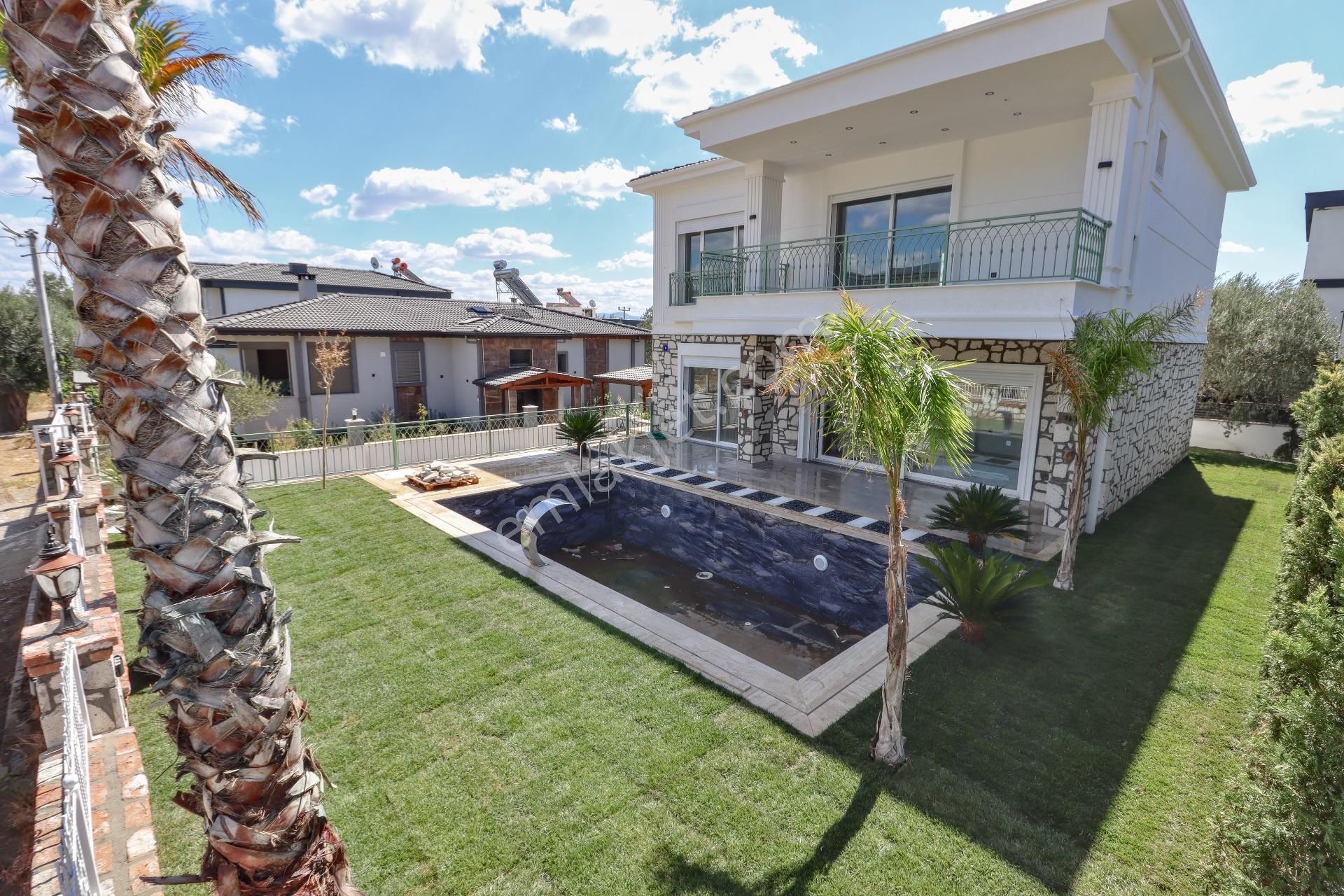 Güre'de 470 M2 Arsa İçinde Satılık Havuzlu 4+1 Villa - Görsel 4