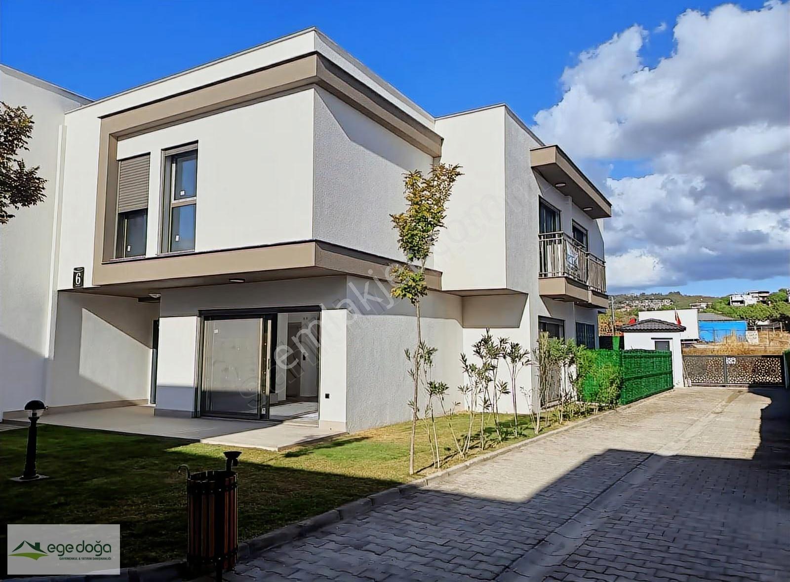 Kuşadası Sitelerde Yolunaltı Sıfır 3+1 Köşekonum Bahçeli Satılık