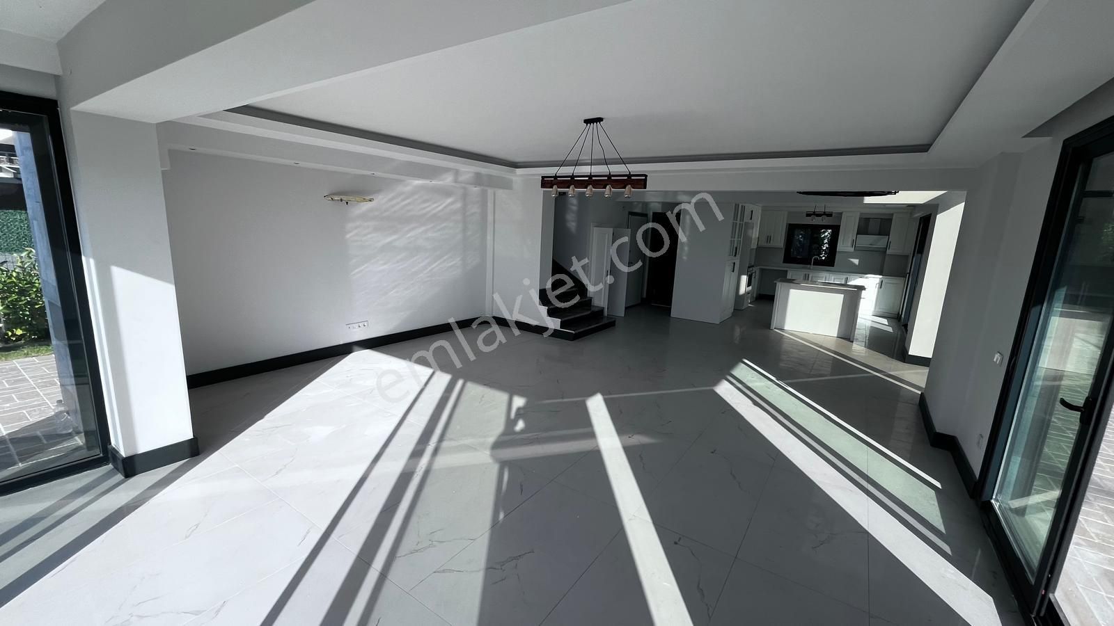 Stop'tan Plaja 300 Metre Lüks Sıfır 4 + 1 Müstakil Havuzlu Villa - Görsel 19