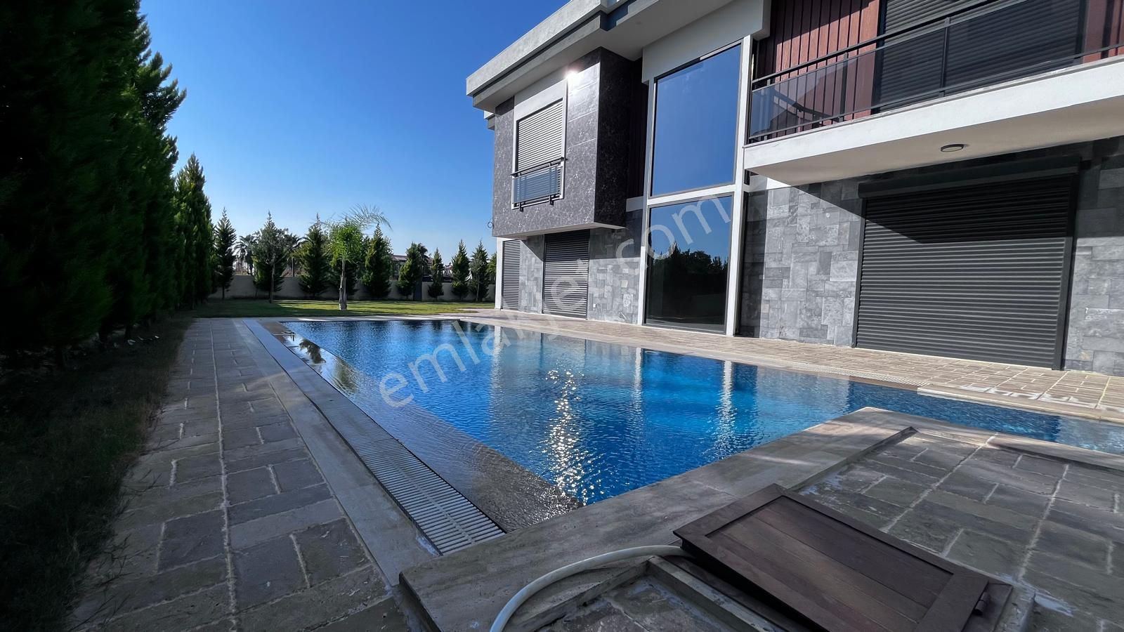 Stop'tan Plaja 300 Metre Lüks Sıfır 4 + 1 Müstakil Havuzlu Villa