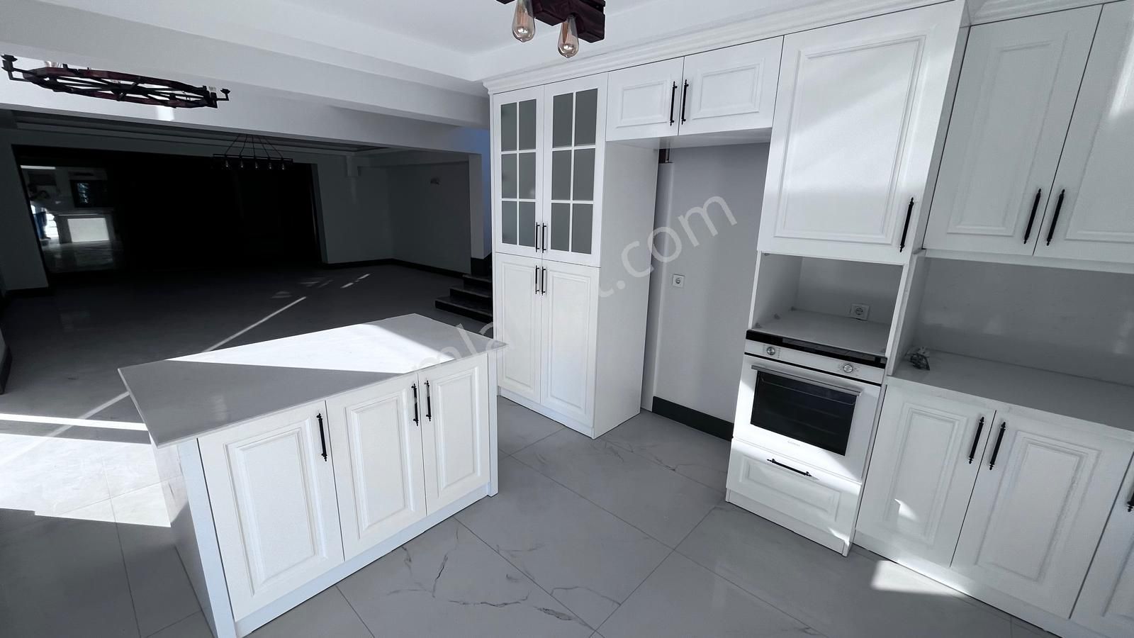 Stop'tan Plaja 300 Metre Lüks Sıfır 4 + 1 Müstakil Havuzlu Villa - Görsel 15