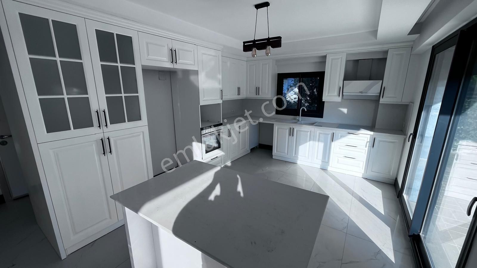 Stop'tan Plaja 300 Metre Lüks Sıfır 4 + 1 Müstakil Havuzlu Villa - Görsel 17