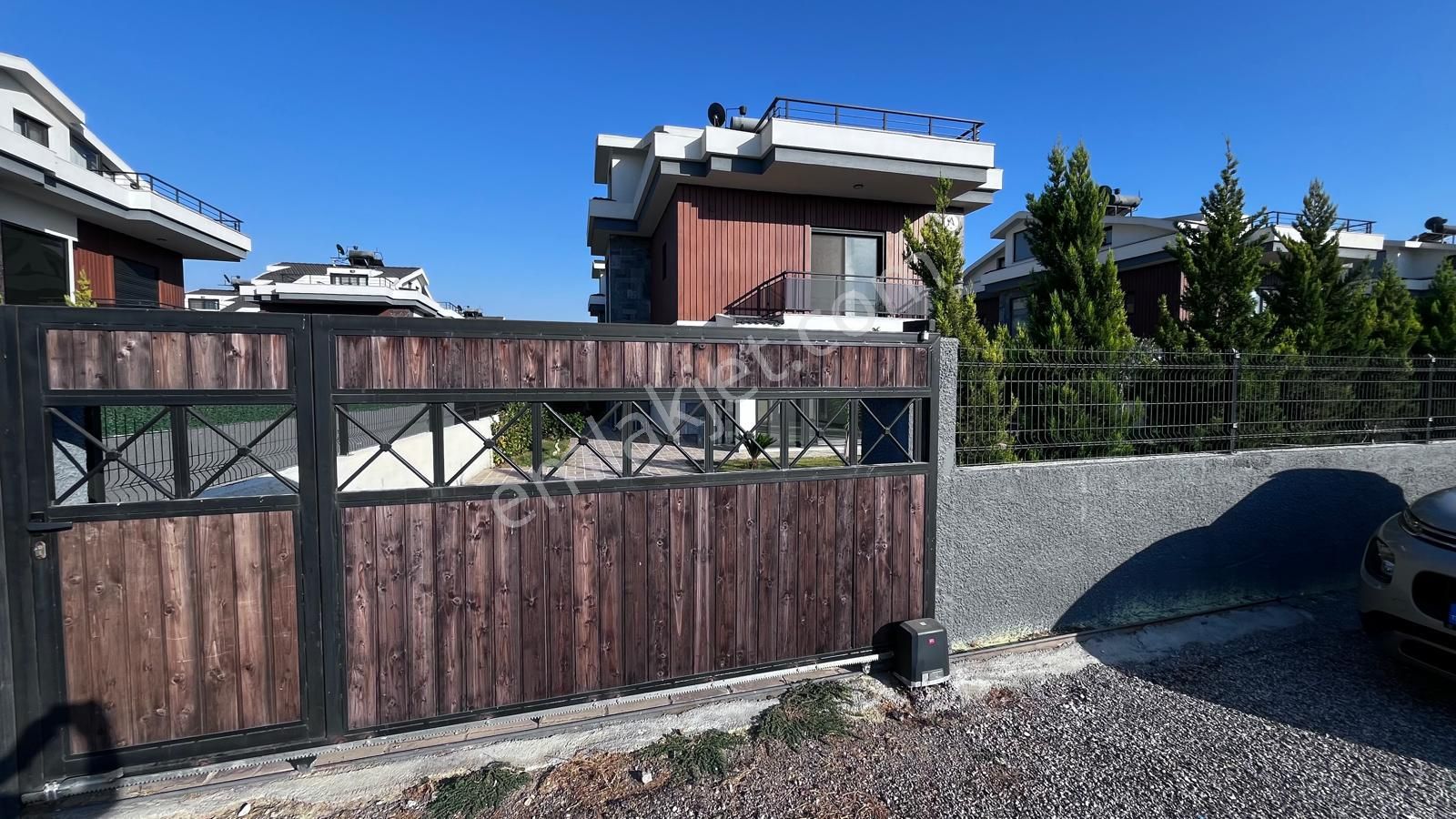 Stop'tan Plaja 300 Metre Lüks Sıfır 4 + 1 Müstakil Havuzlu Villa - Görsel 12