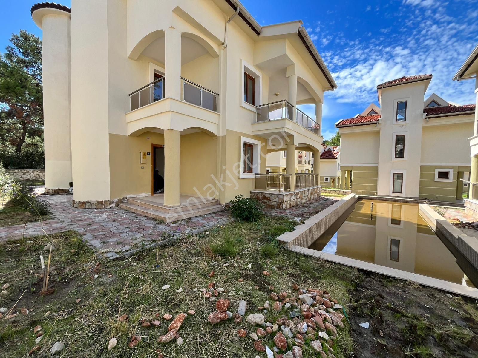 Plaja 1 Km Elit Sitede 3+1 Köşe Bahçeli 2 Banyo Masrafsız Villa - Görsel 3