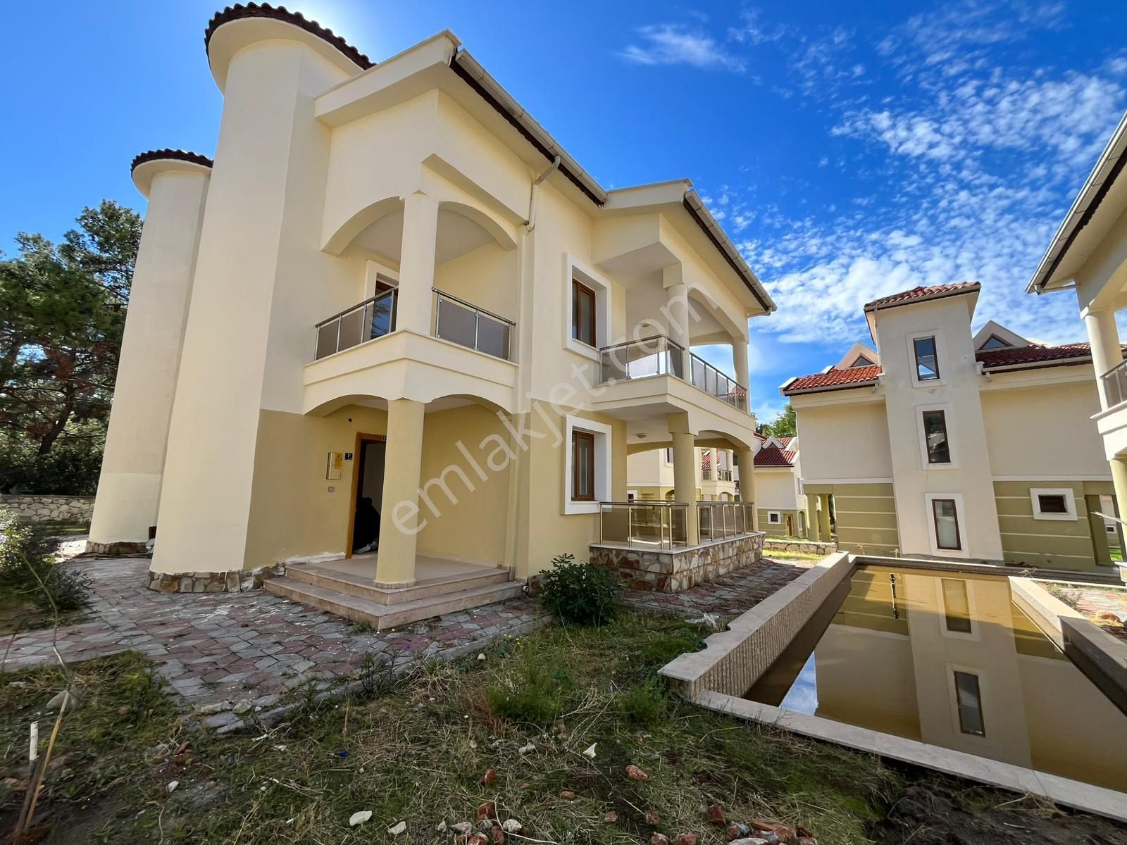 Plaja 1 Km Elit Sitede 3+1 Köşe Bahçeli 2 Banyo Masrafsız Villa - Görsel 2