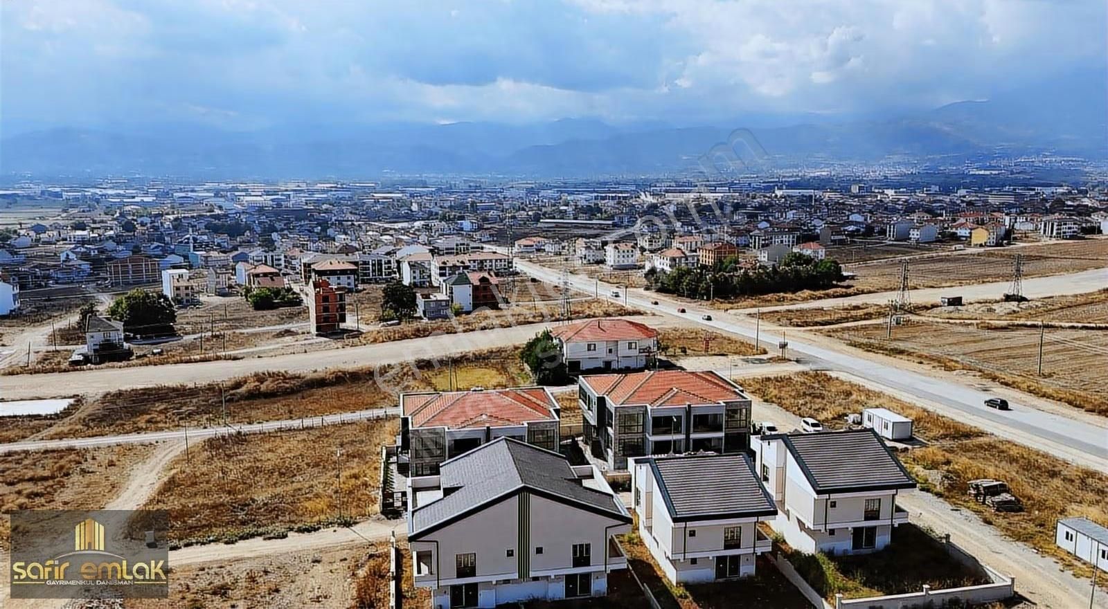 Akhisar'da Saray Lükslüğünde Satılık Üç Katlı Villalar