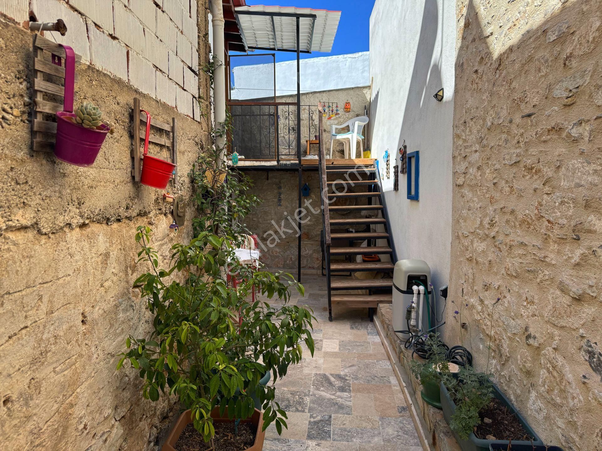 Yazı Köy’de Avlulu Otantik 1+1 Taş Ev - Kısa Süreli Kiralama Yatırımına Uygun - Görsel 9