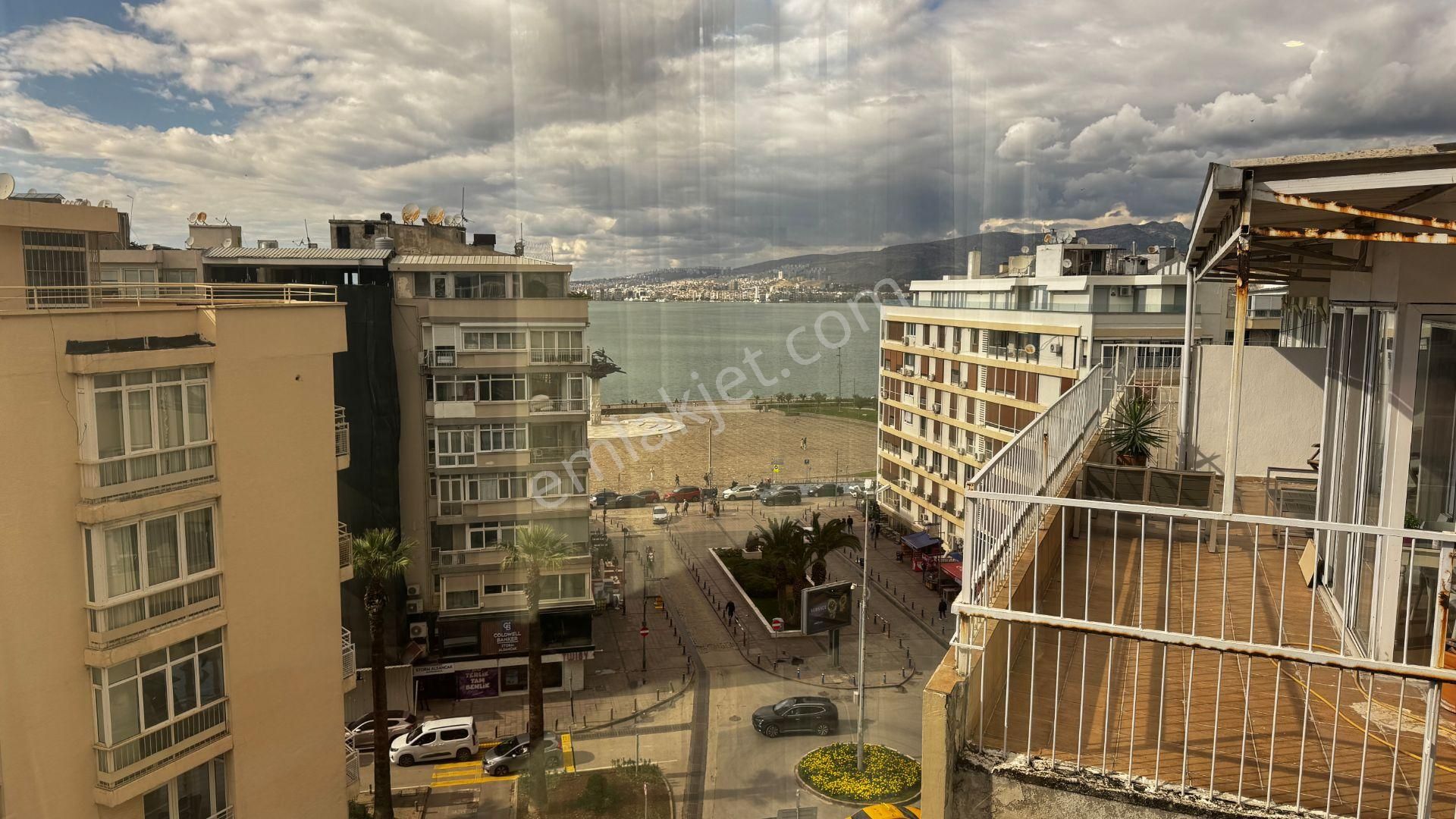 Deniz Manzaralı Plevne Bulvarı'nda Şömineli Çatı Katı Daire - Görsel 2