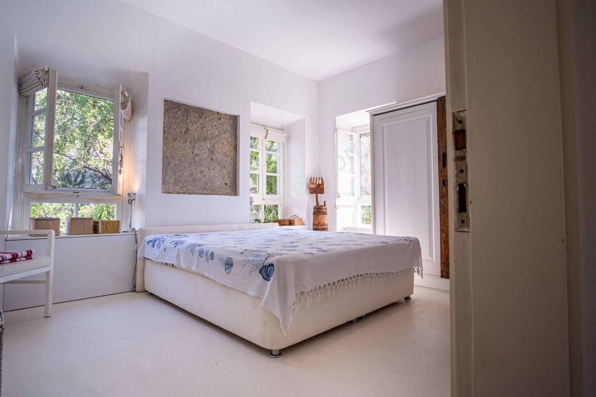 Alaçatı Çamlık Yolda 100 Yıllık Taş Ev 419 M2 Arsa Özel Havuz - Görsel 8