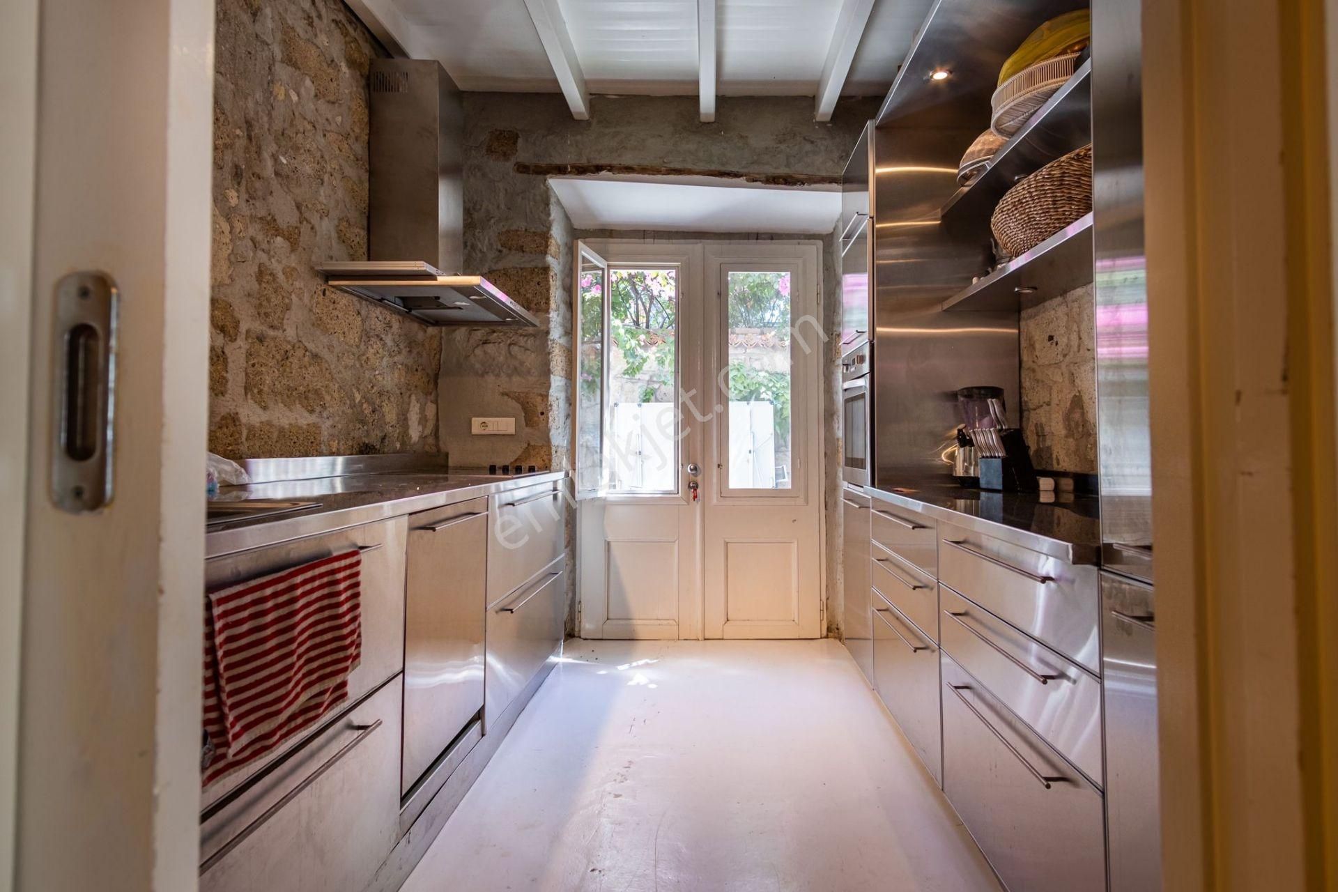 Alaçatı Çamlık Yolda 100 Yıllık Taş Ev 419 M2 Arsa Özel Havuz - Görsel 5