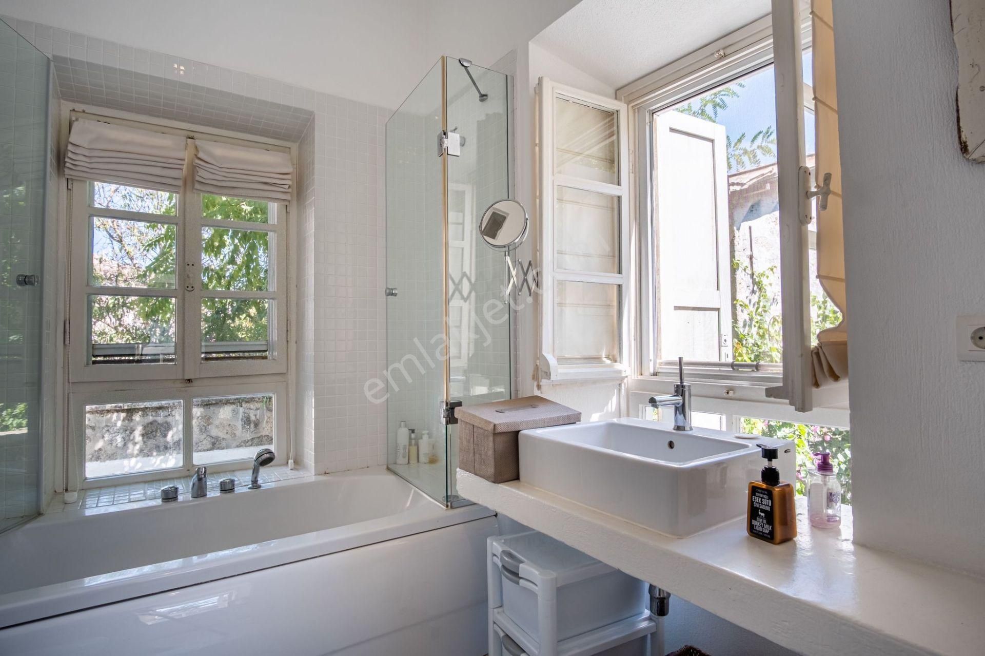 Alaçatı Çamlık Yolda 100 Yıllık Taş Ev 419 M2 Arsa Özel Havuz - Görsel 10