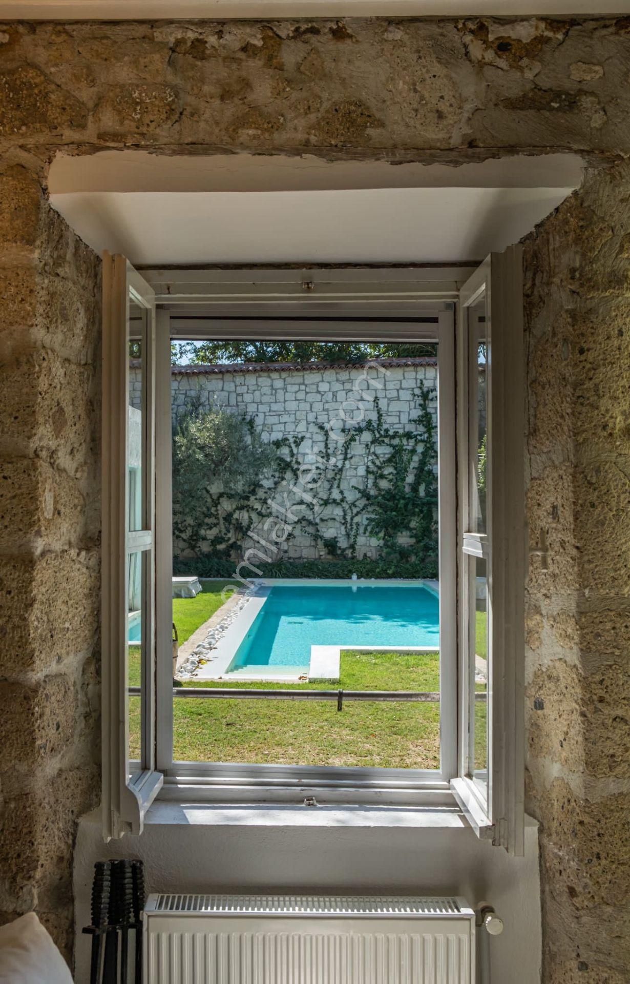 Alaçatı Çamlık Yolda 100 Yıllık Taş Ev 419 M2 Arsa Özel Havuz - Görsel 22