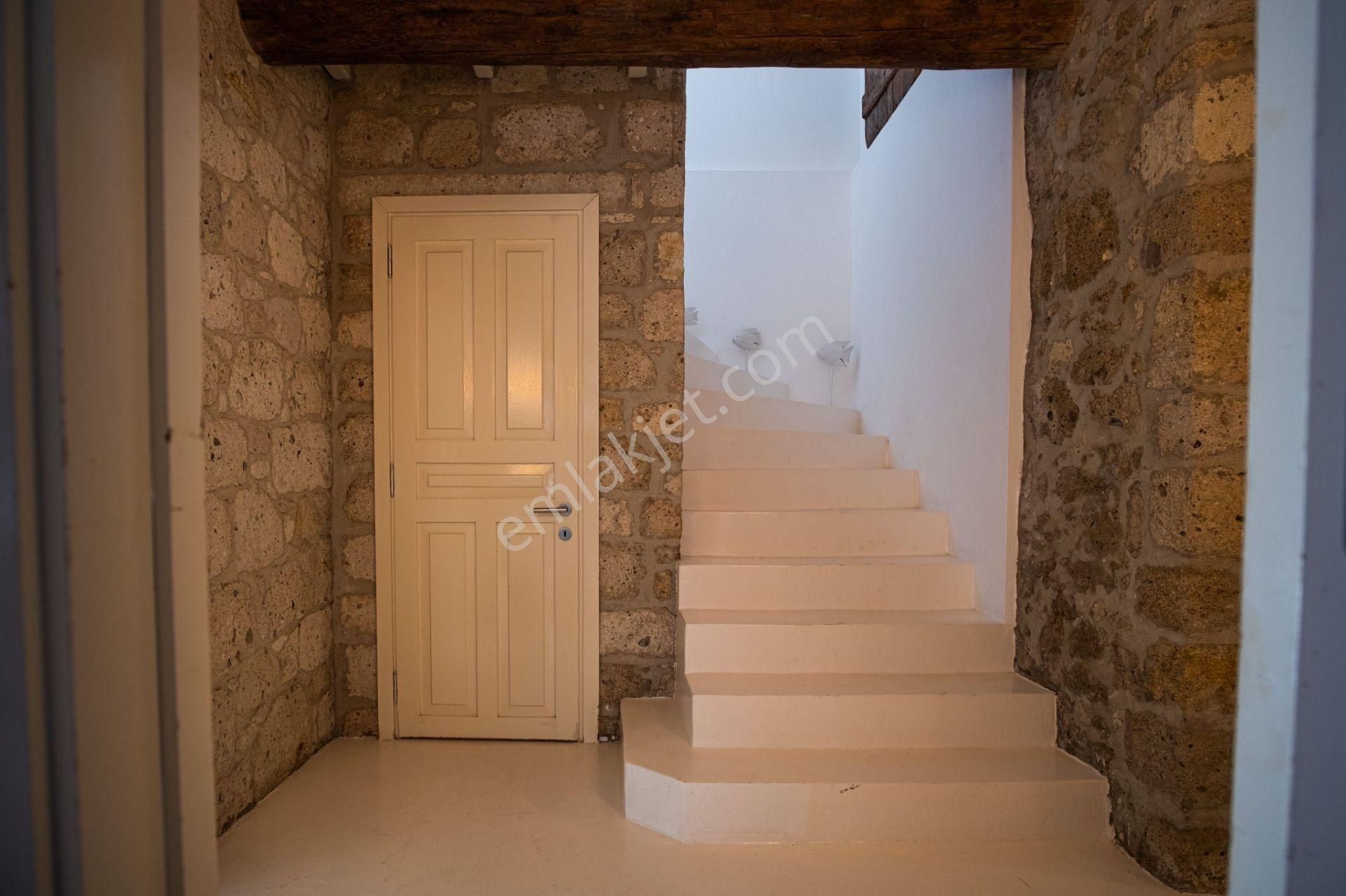 Alaçatı Çamlık Yolda 100 Yıllık Taş Ev 419 M2 Arsa Özel Havuz - Görsel 7