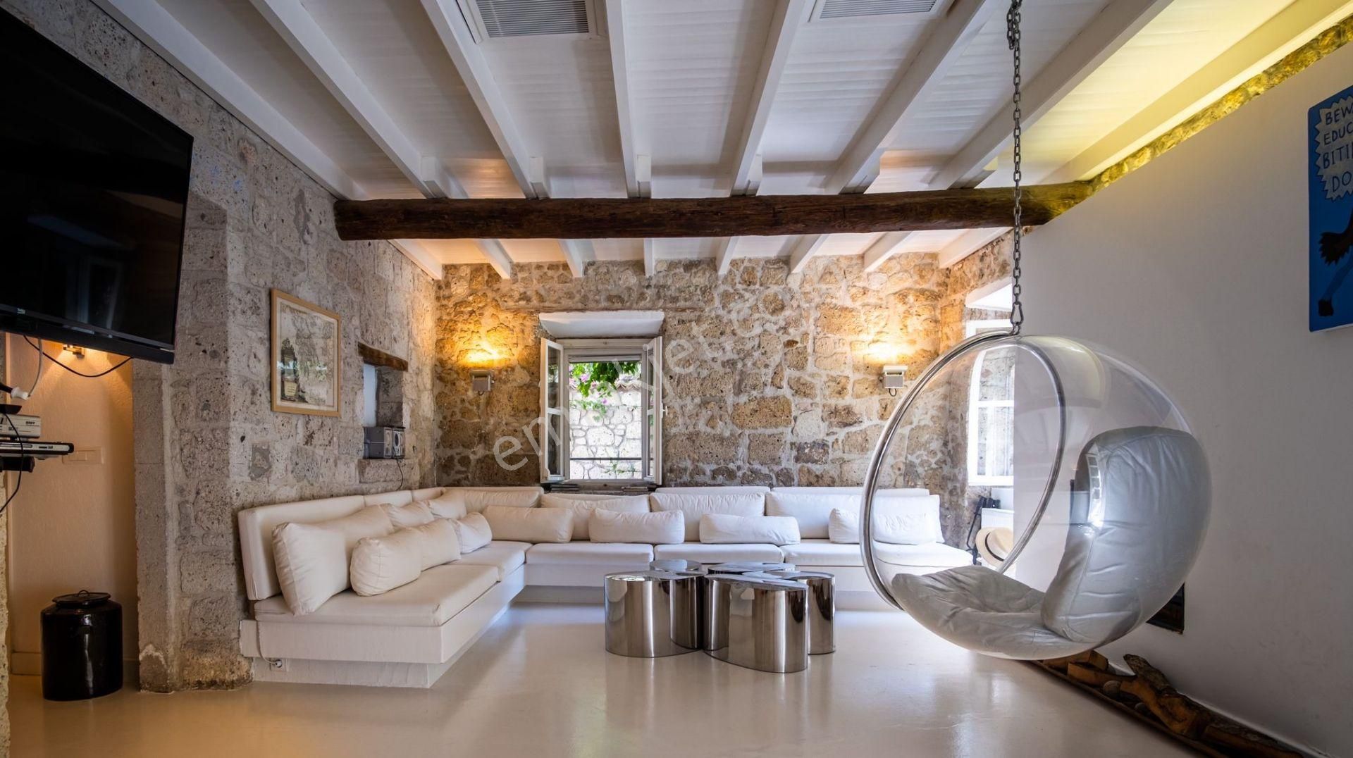 Alaçatı Çamlık Yolda 100 Yıllık Taş Ev 419 M2 Arsa Özel Havuz - Görsel 4