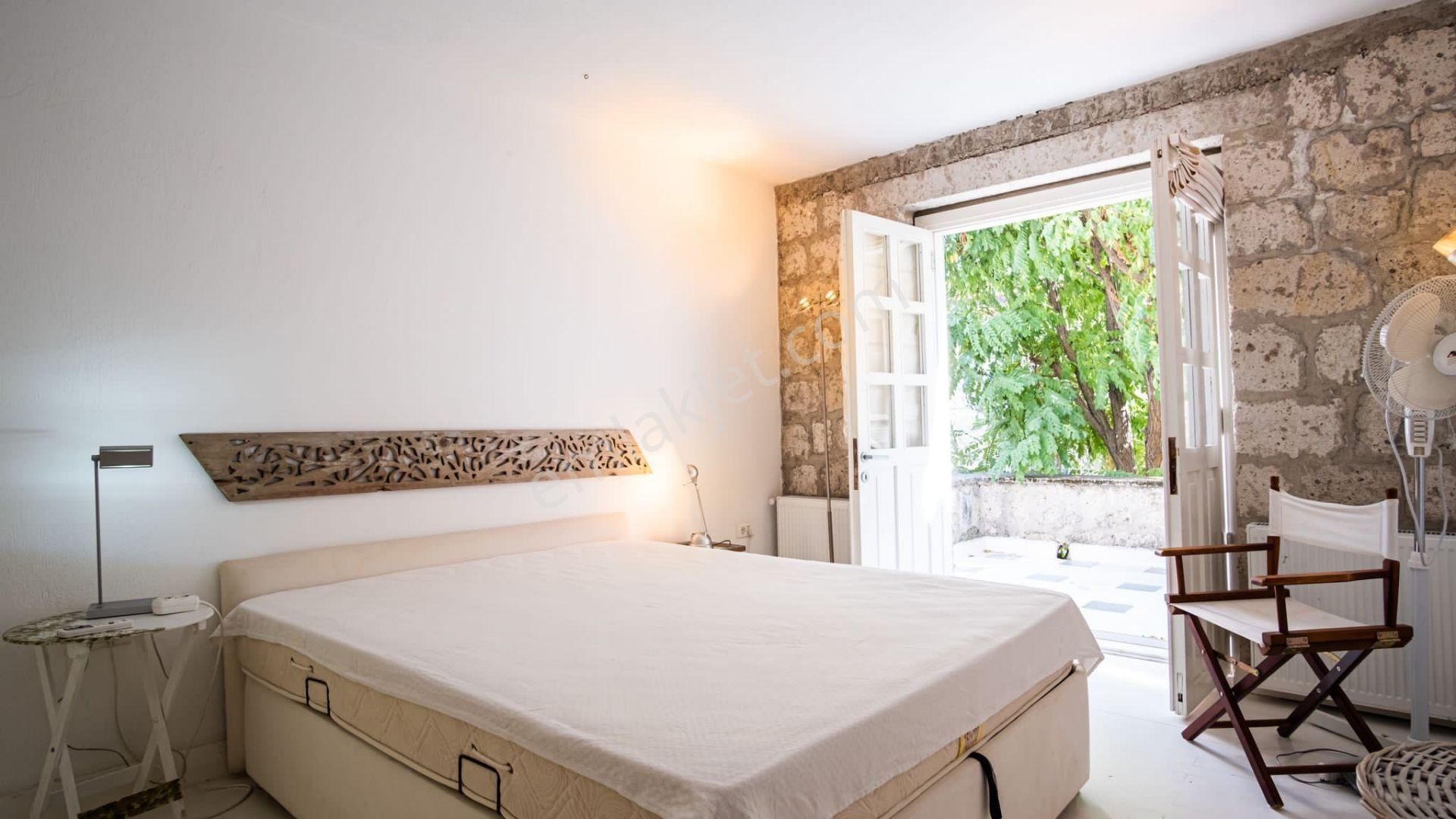 Alaçatı Çamlık Yolda 100 Yıllık Taş Ev 419 M2 Arsa Özel Havuz - Görsel 9