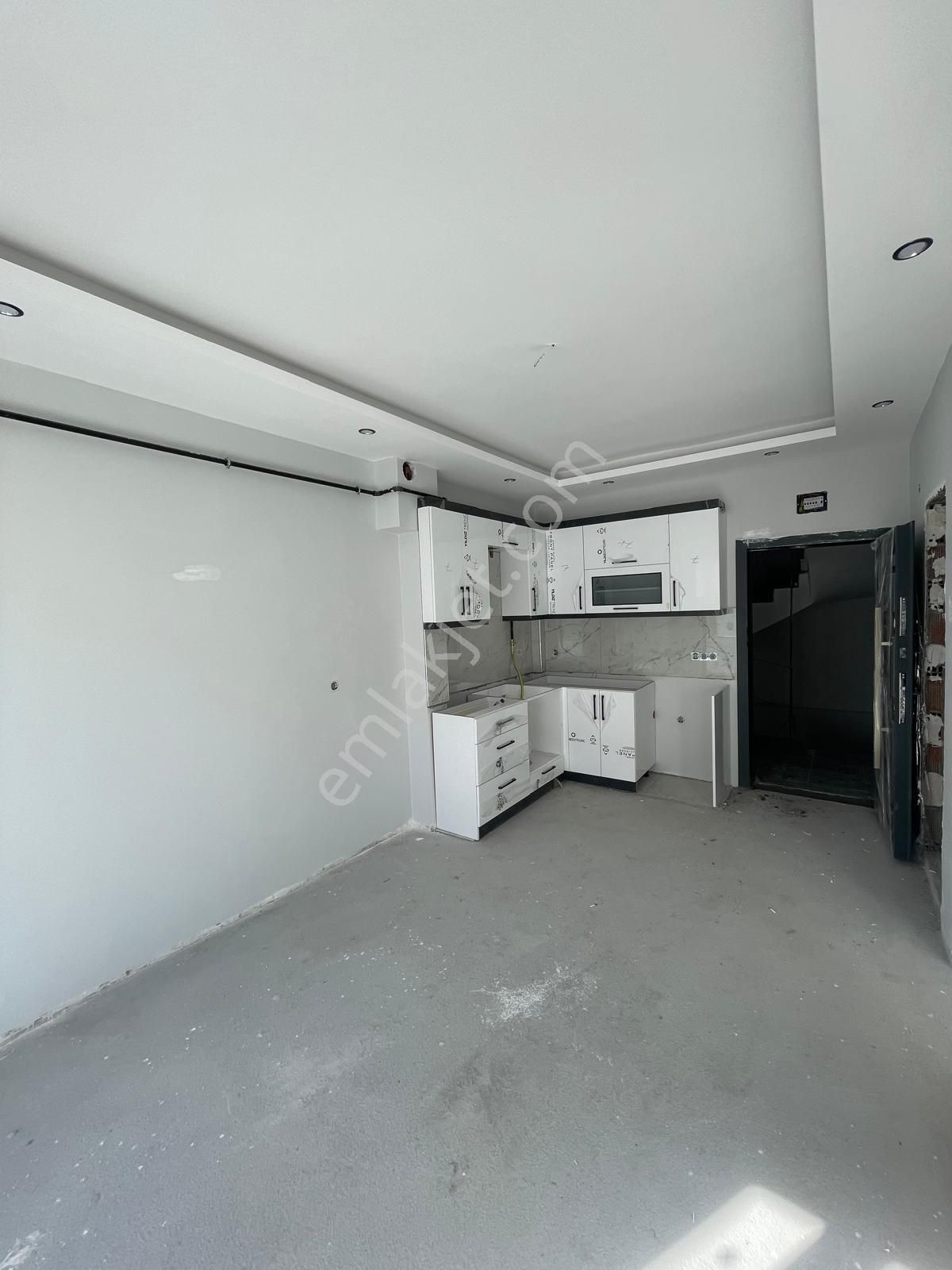 Adliye Yakını Ara Kat Satılık 1+1 Daire