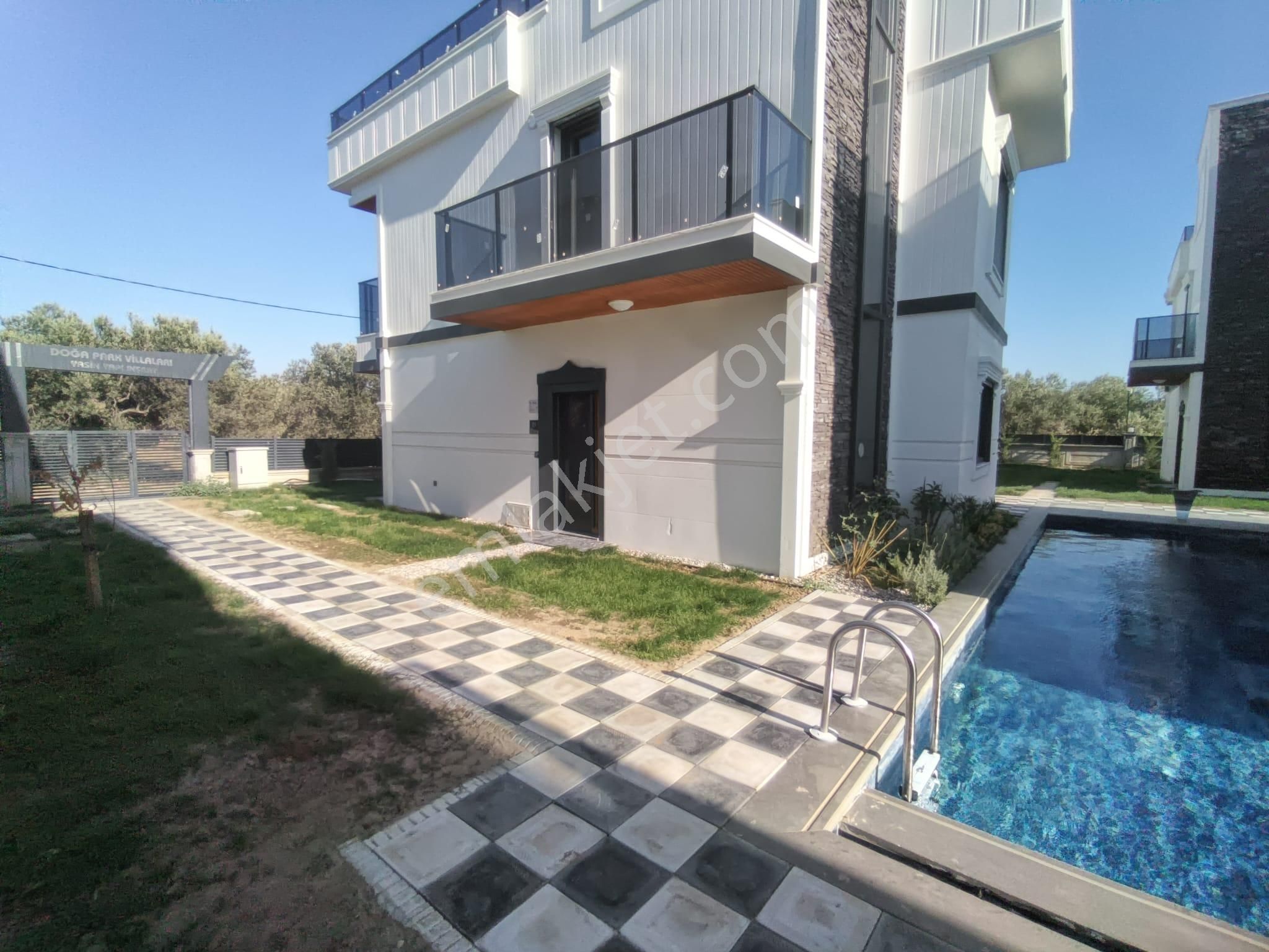 Golden Globy Edremit Zeytinli'de Havuzlu Sitede Satılık 4+1 Tripleks Villa - Görsel 2