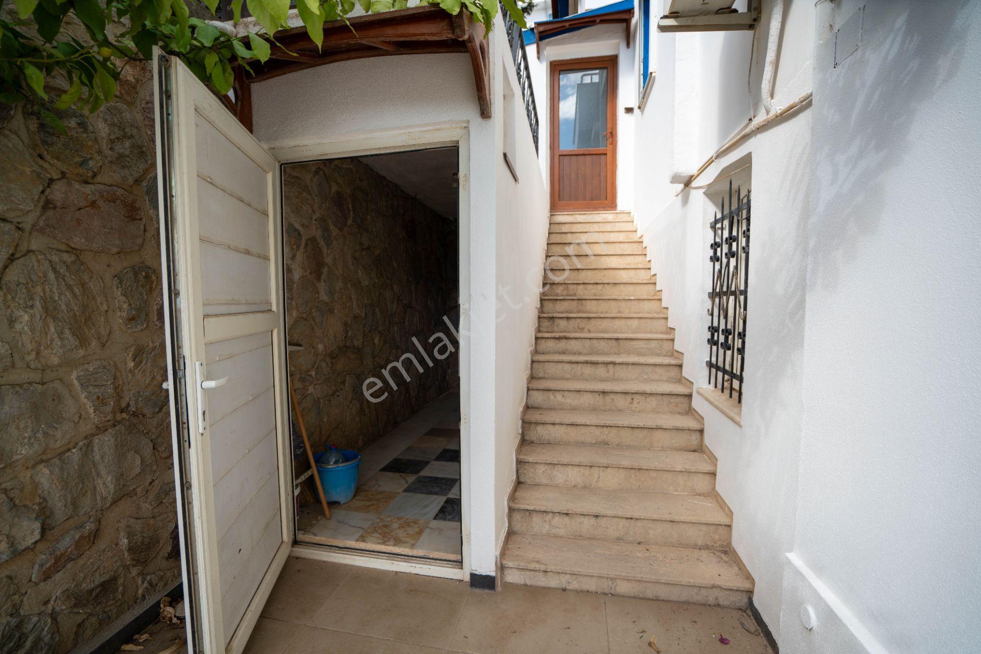 Datça Merkezde Deniz Manzaralı 277 M2 Tripleks Villa Ve Dükkan - Görsel 10