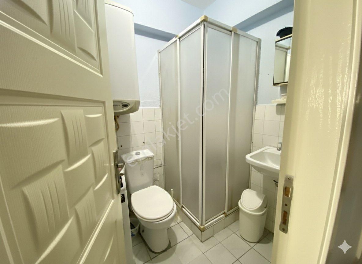 Göztepe Kilise Sokağında, Sahile Ve Caddeye Yakın, Ferah 3+1 - Görsel 15