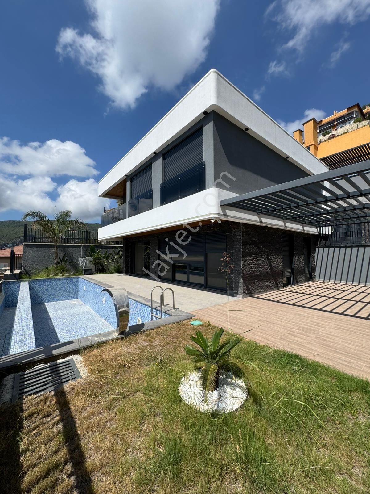 Alanya Bektaş Trıplex Müstakil Site İçi Eşyalı Kiralık Villa