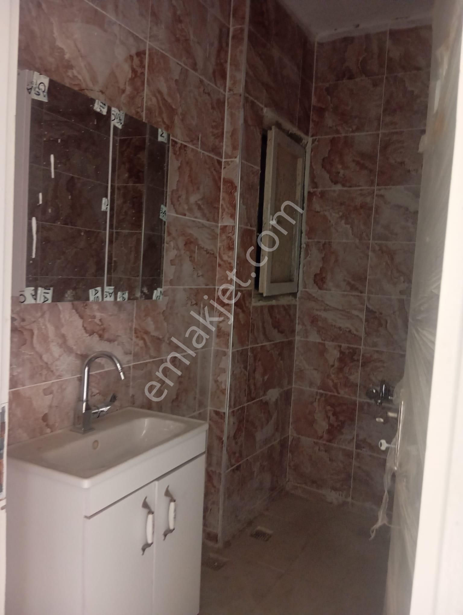 Bakımlı Temiz Geniş Caddeye Yakın Satılık Daire