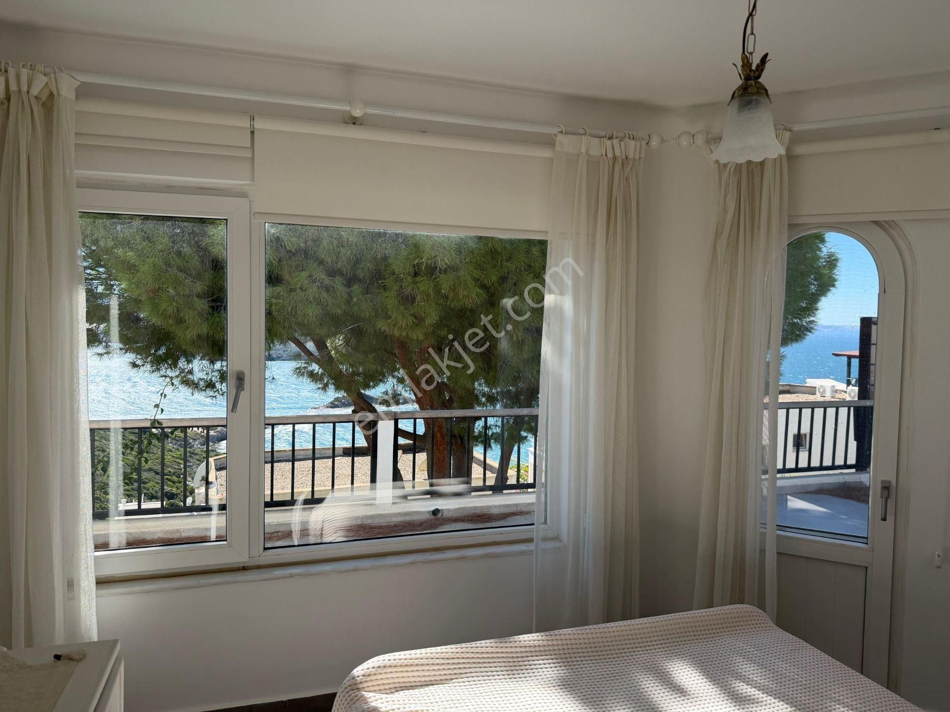 Boğaziçi Adabükü'nde Deniz Manzaralı Özel Plajlı Satılık Villa - Görsel 19