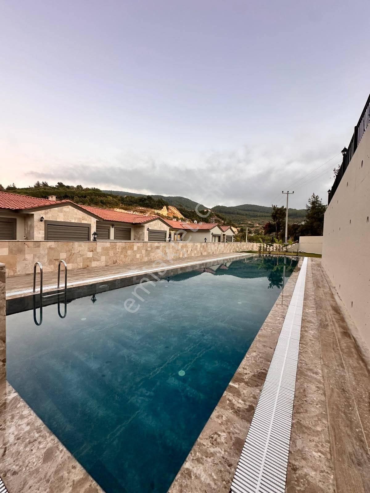 Ağaçlı Köyünde 3+1 Yerden Isıtmalı Akıllı Ev Sistemli Otamatik Panjurlu Havuzlu Satılık Daire