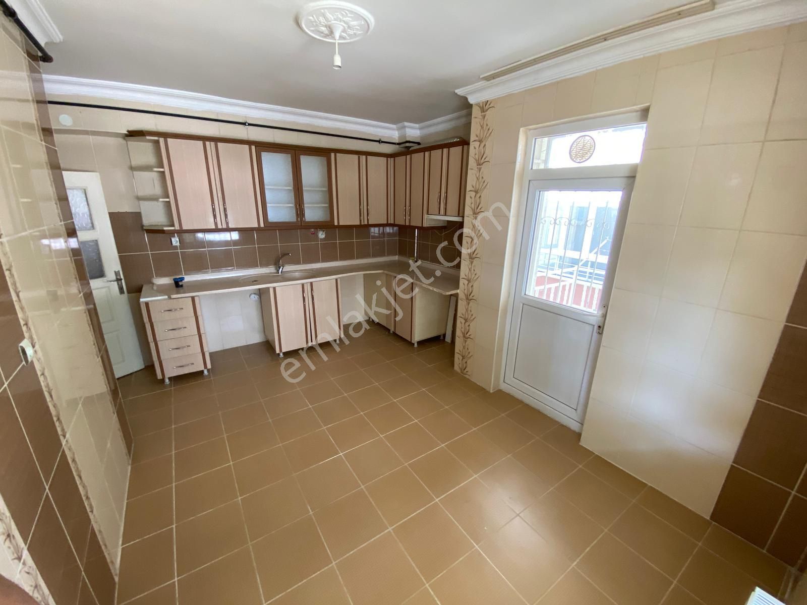 Senem'den 1246. Sokakta 3+1 Yüksek Giriş Kiralık