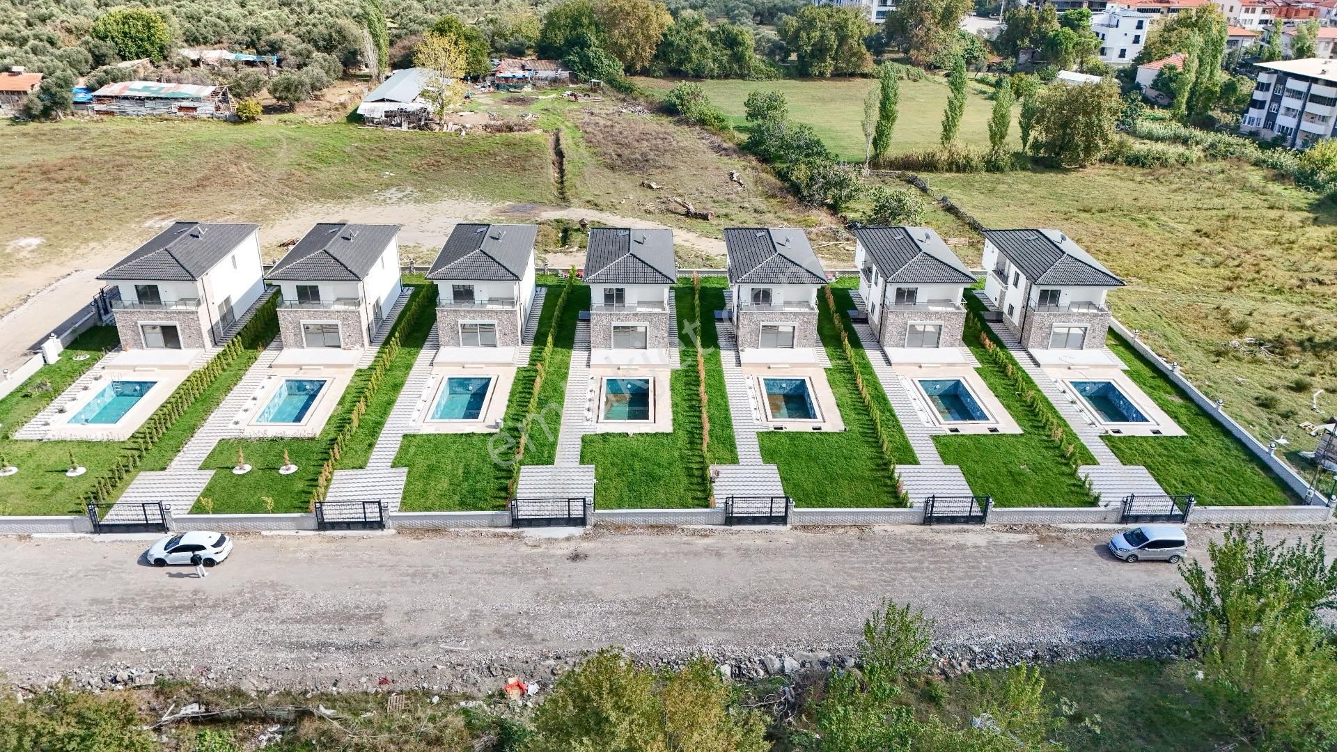 Güre'de 600 M2 Arsa İçinde Satılık Özel Havuzlu Villa