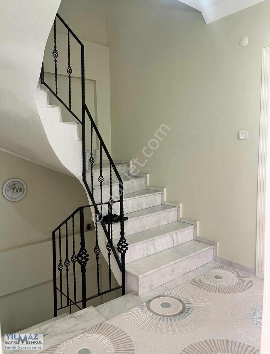 Bahçeli 372 M² Arsa İçinde 4+1 Satılık Tripleks - Görsel 2