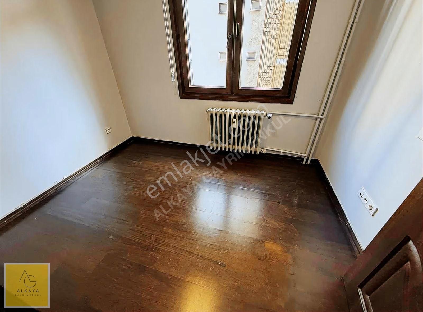 Caddebostan Sahil'de Satılık 3+1 Balkonlu 100m2 Net Boş Daire - Görsel 4