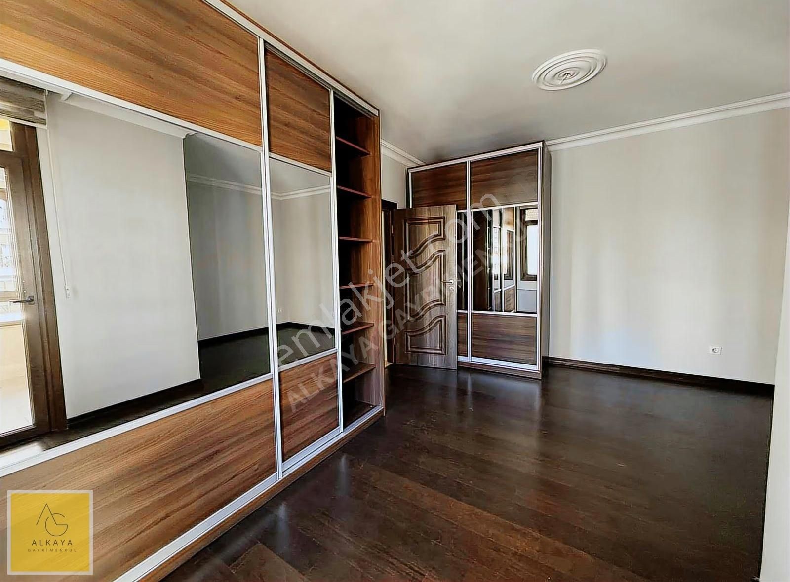 Caddebostan Sahil'de Satılık 3+1 Balkonlu 100m2 Net Boş Daire - Görsel 2