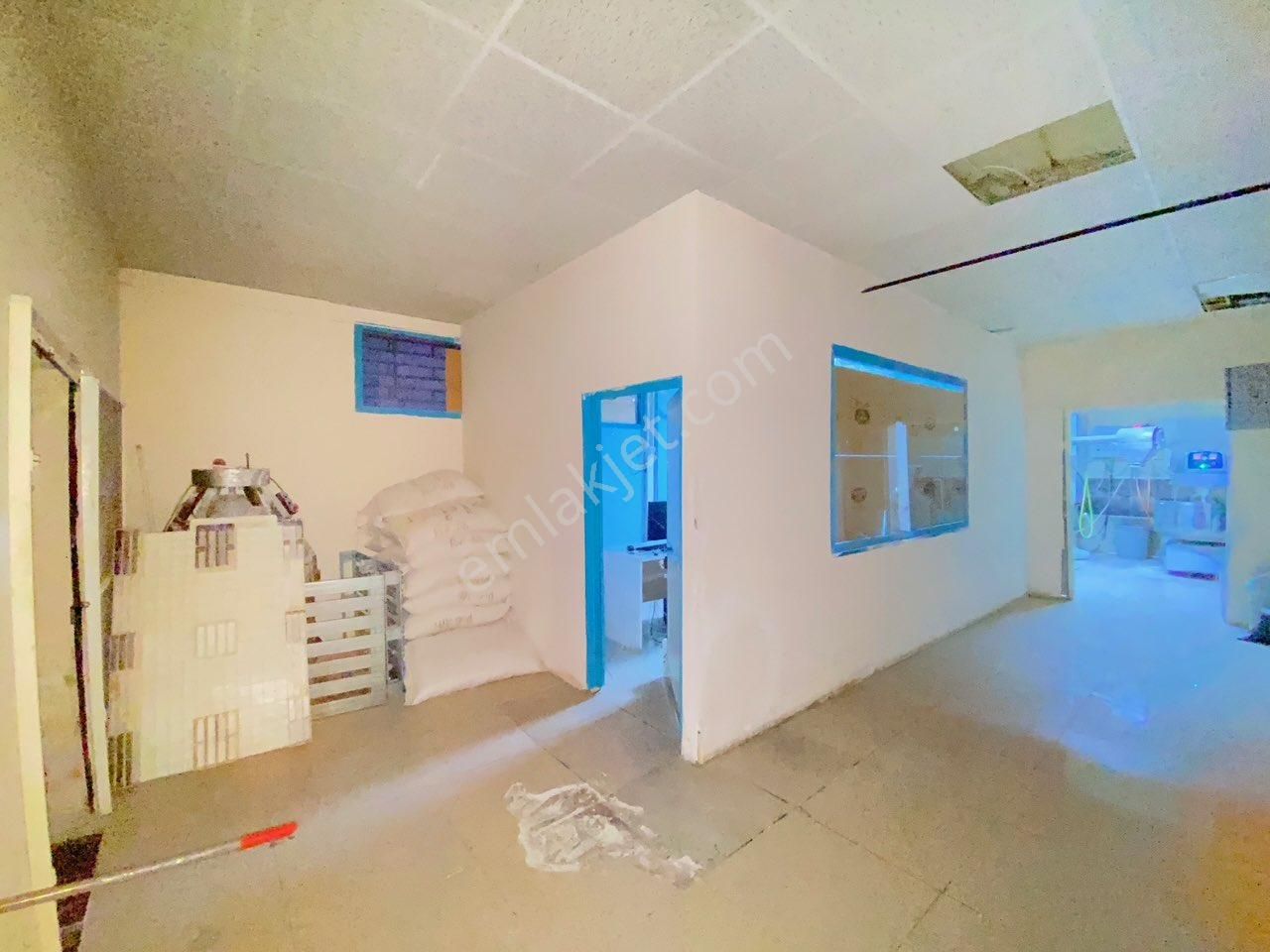 Bornova Ergene Mahallesinde Geniş Cepheli 400 M2 Kiralık Dükkan