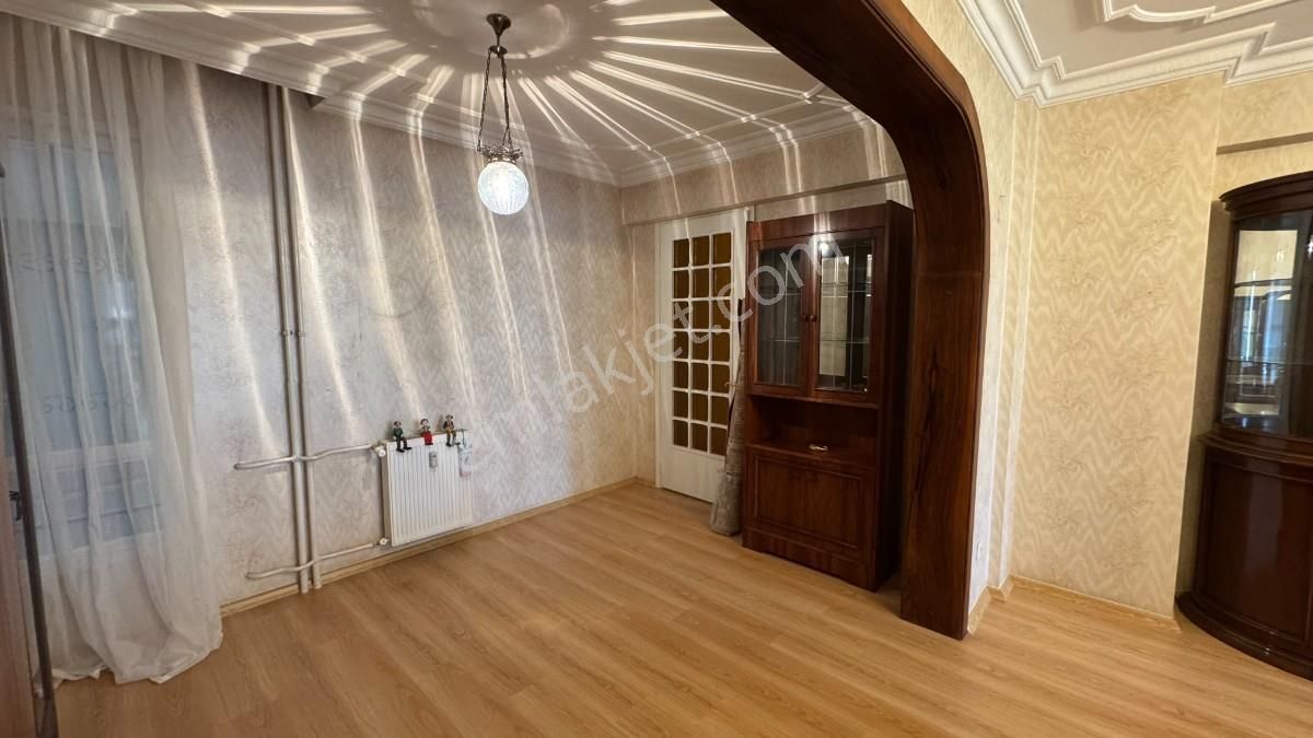 Bornova Cumhuriyet Meydanında 3+1 Kiralık Doğalgazlı Geniş Daire - Görsel 15