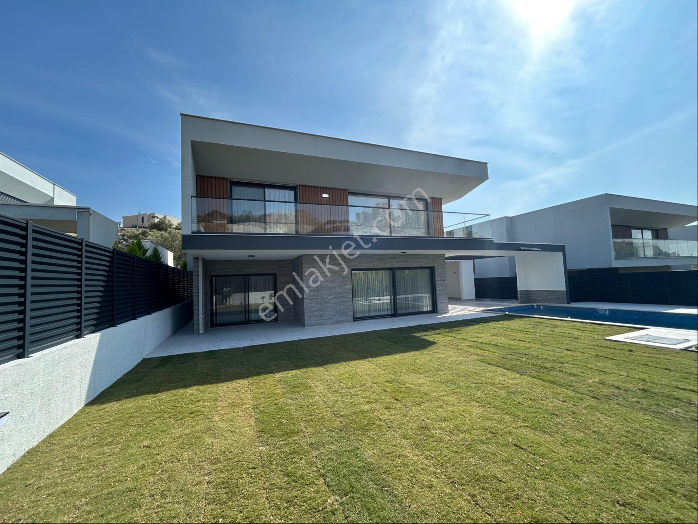 Kuşadası Avm Bölgesinde Müstalik Özel Havuzlu 5+1 Lüks Villa - Görsel 4