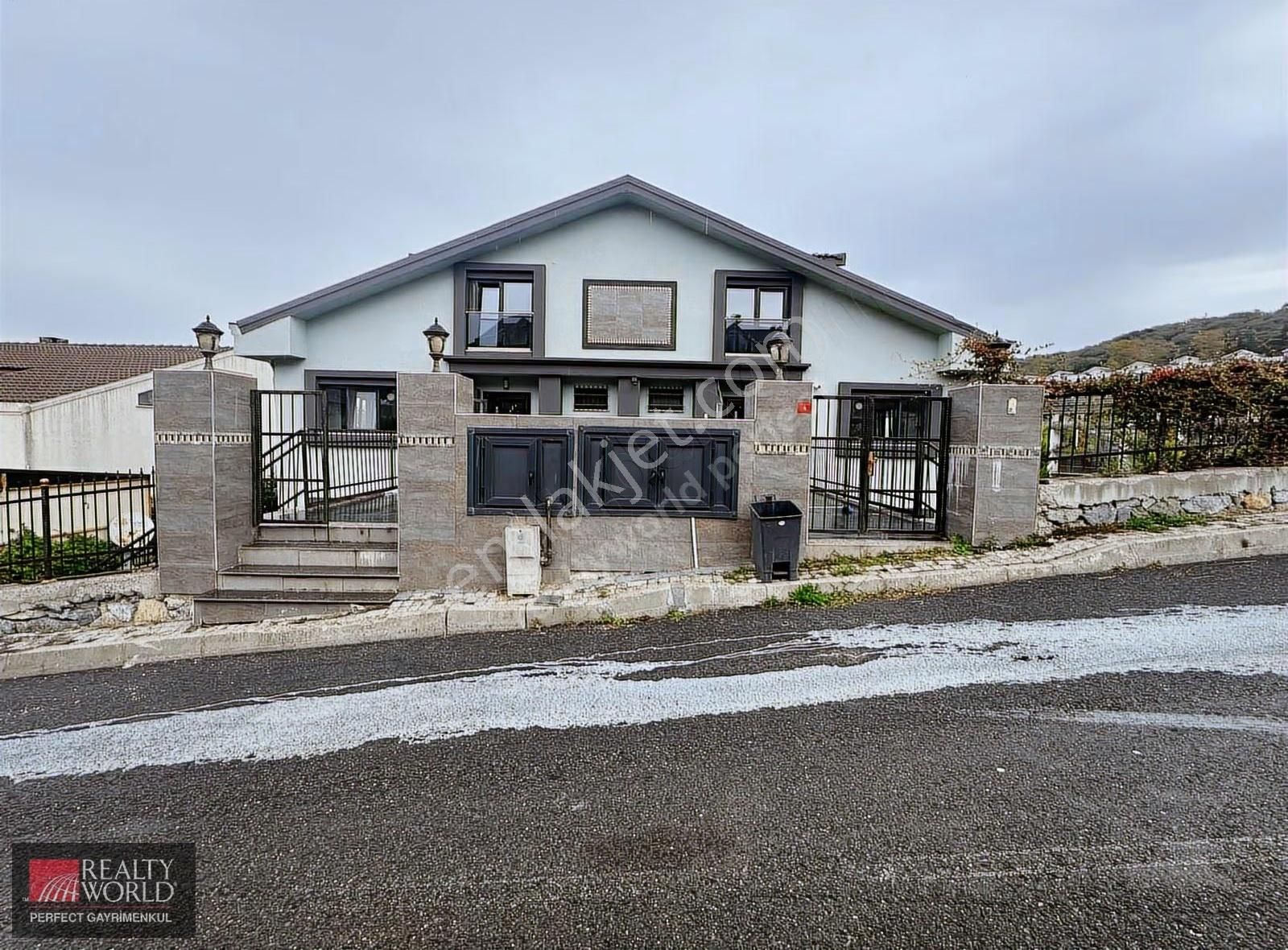 *realty World* Zekeriyaköyde Geniş Bahçeli,kiralık İkiz Villa - Görsel 15