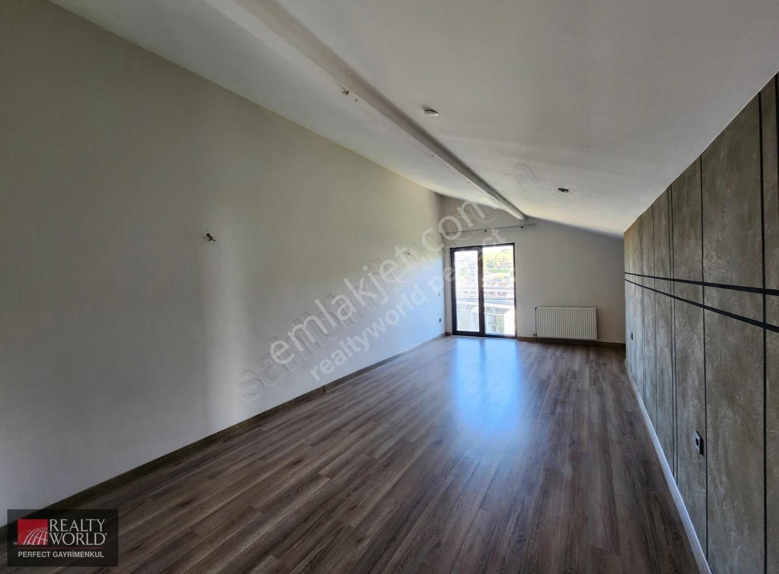 *realty World* Zekeriyaköyde Geniş Bahçeli,kiralık İkiz Villa - Görsel 11