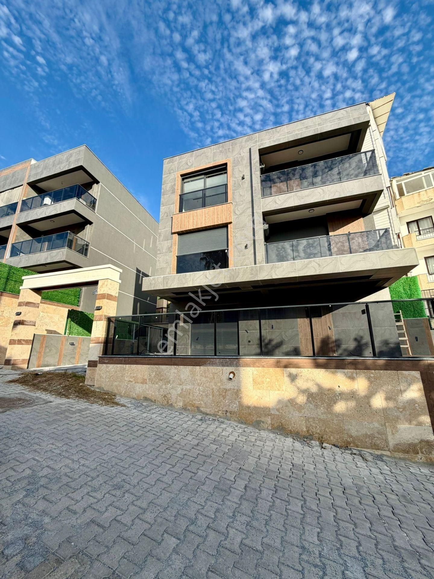 Kuşadası Merkezde Sahile Yürüme Mesafesinde Yeni Müstakil Villa