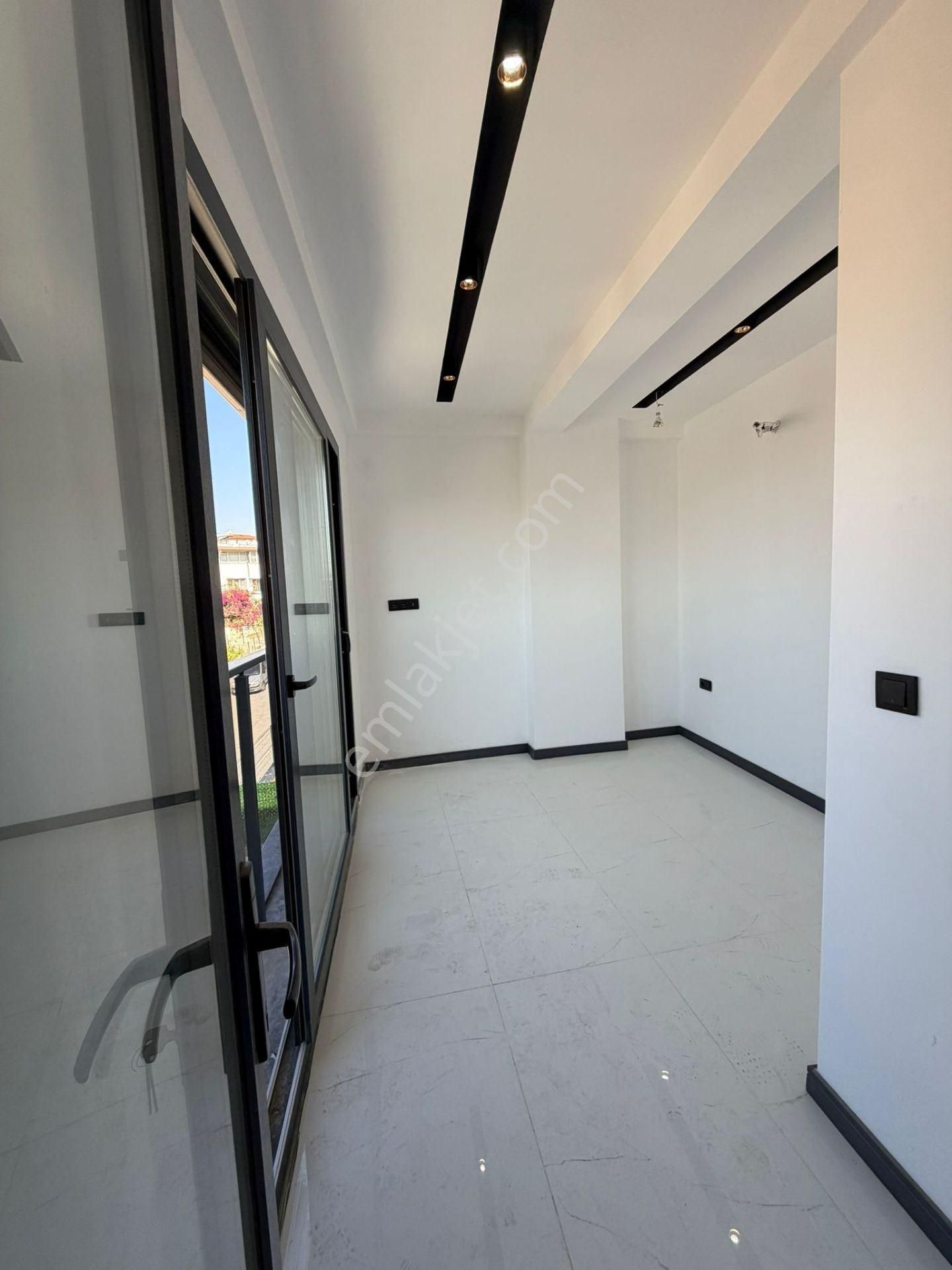 Kuşadası Merkezde Sahile Yürüme Mesafesinde Yeni Müstakil Villa - Görsel 16