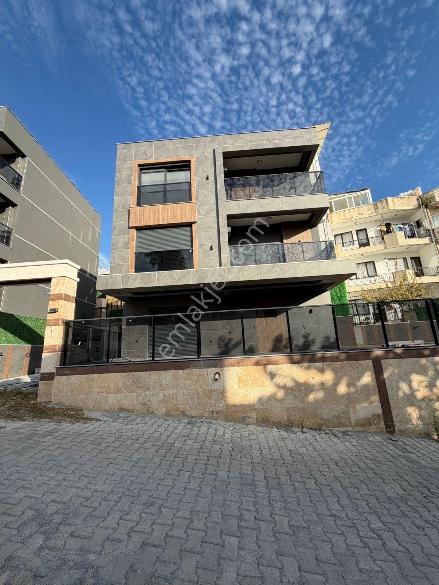 Kuşadası Merkezde Sahile Yürüme Mesafesinde Yeni Müstakil Villa - Görsel 2